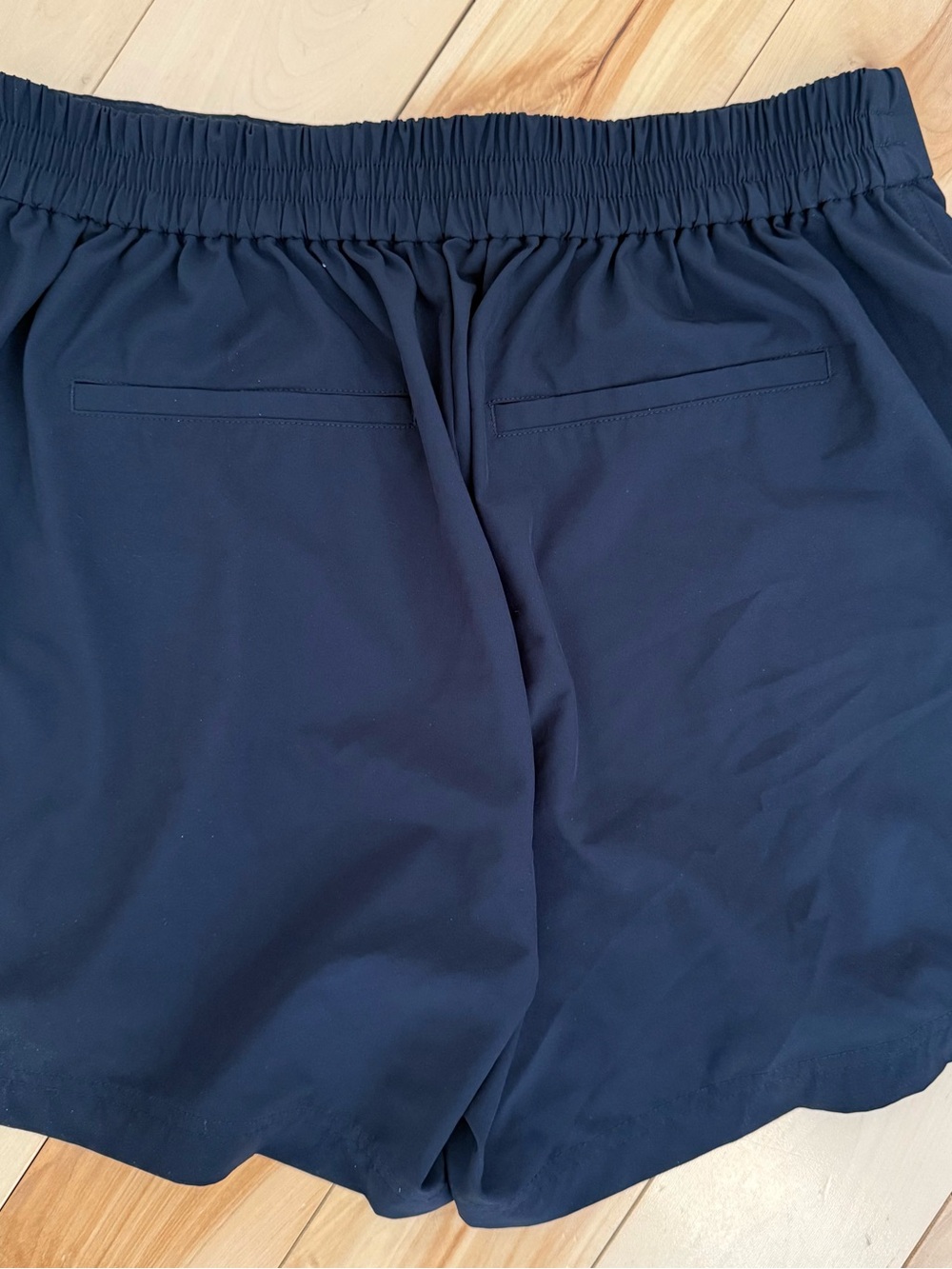 High-Waist Black Pleated Shorts with Elastic Waistband - Picture 4 of 4
